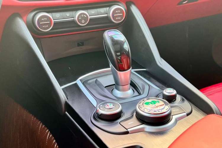 Used Alfa Romeo Giulia 2017 2.0T 280HP Luxury Edition Interior 3