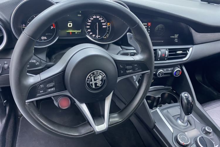 Used Alfa Romeo Giulia 2017 2.0T 280HP Luxury Edition Interior 3