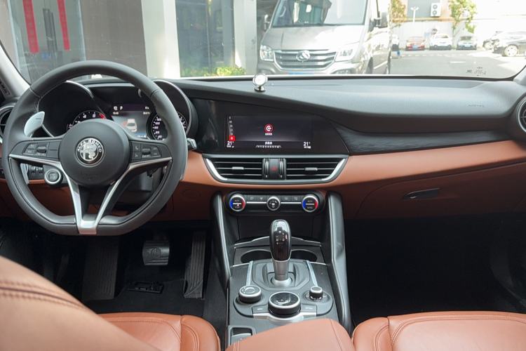 Used Alfa Romeo Giulia 2017 2.0T 280HP Luxury Edition Interior 3