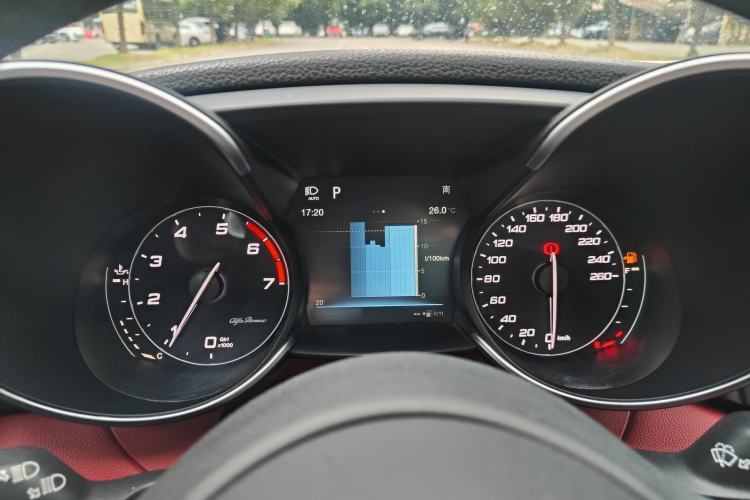Used Alfa Romeo Giulia 2017 2.0T 200HP Luxury Edition Interior 3