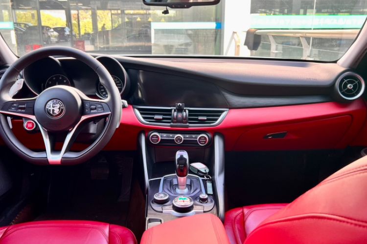 Used Alfa Romeo Giulia 2017 2.0T 280HP Luxury Edition Interior 4