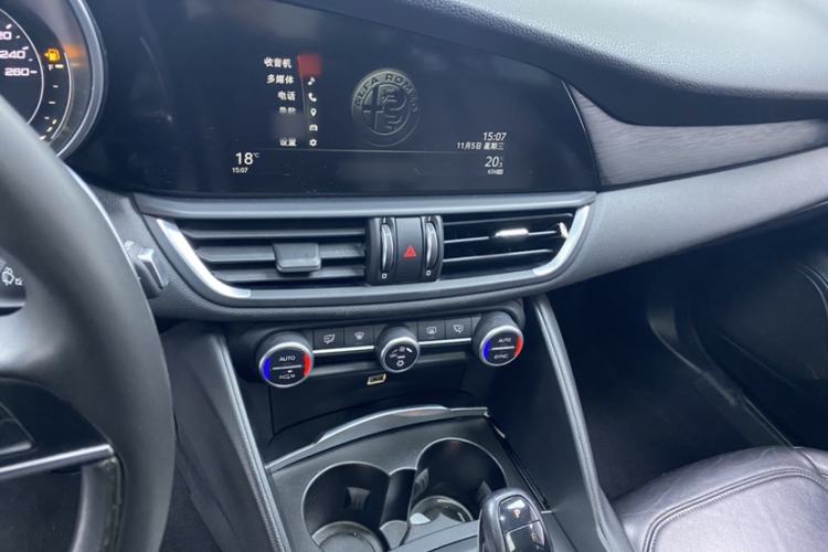 Used Alfa Romeo Giulia 2017 2.0T 280HP Luxury Edition Interior 4