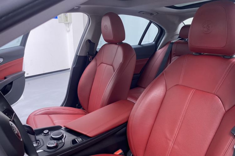 Used Alfa Romeo Giulia 2017 2.0T 280HP Luxury Edition Interior 4
