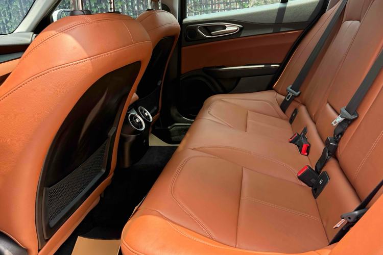 Used Alfa Romeo Giulia 2017 2.0T 200HP Luxury Edition Interior 4