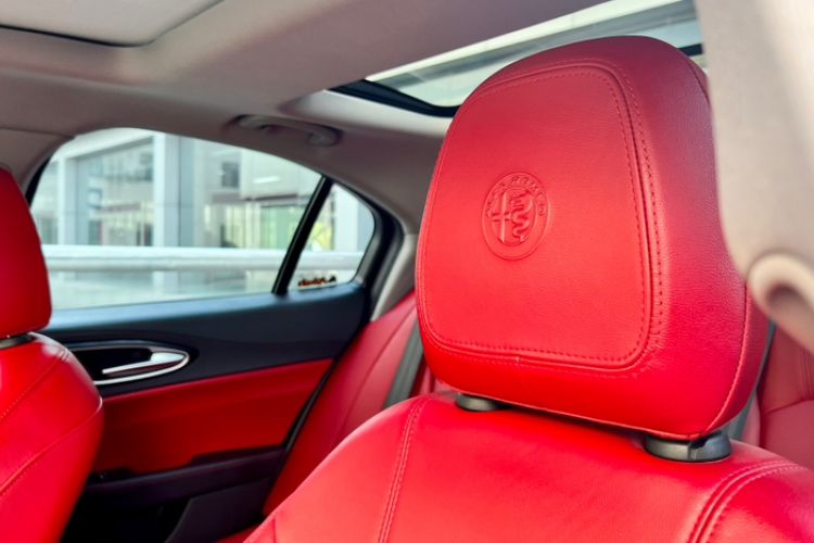 Used Alfa Romeo Giulia 2017 2.0T 280HP Luxury Edition Interior 5