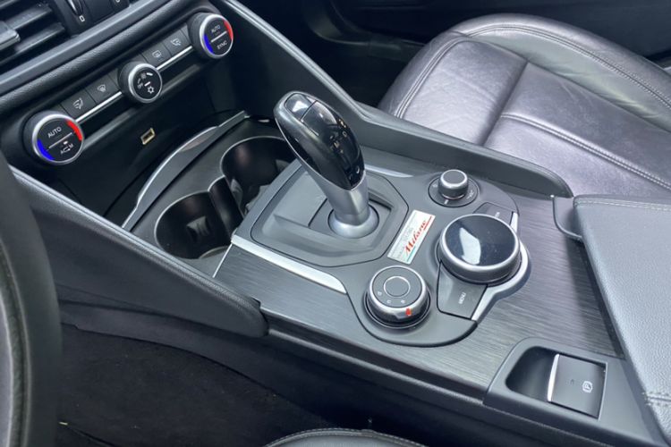 Used Alfa Romeo Giulia 2017 2.0T 280HP Luxury Edition Interior 5