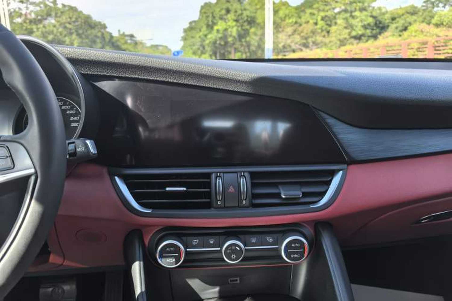 Used Alfa Romeo Giulia 2017 2.0T 200HP Elite Edition Interior 5