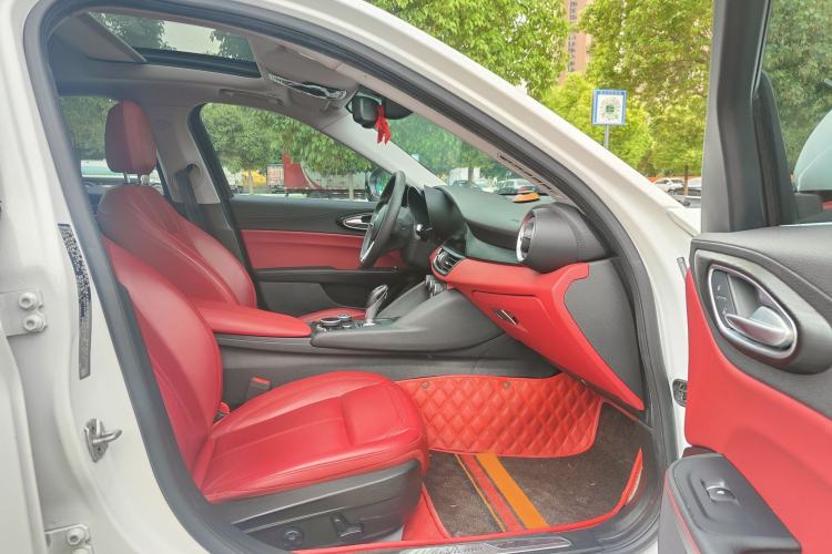Used Alfa Romeo Giulia 2017 2.0T 200HP Luxury Edition Interior 5