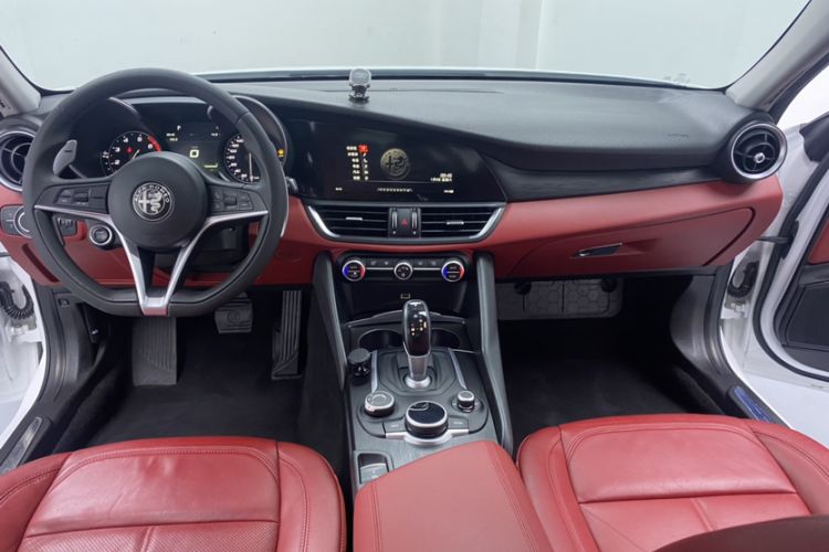 Used Alfa Romeo Giulia 2017 2.0T 280HP Luxury Edition Interior 5