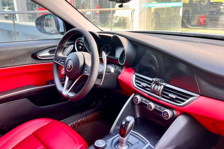 Used Alfa Romeo Giulia 2017 2.0T 280HP Luxury Edition Interior 6