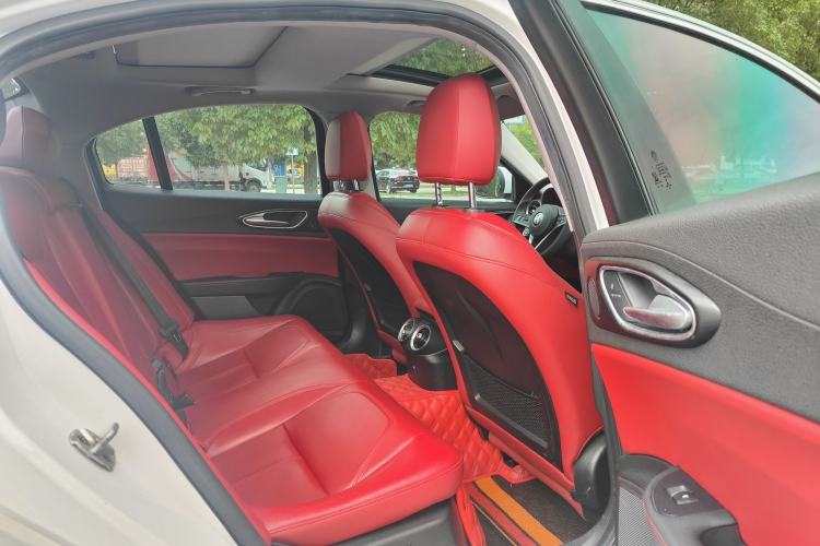 Used Alfa Romeo Giulia 2017 2.0T 200HP Luxury Edition Interior 6