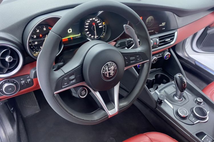 Used Alfa Romeo Giulia 2017 2.0T 280HP Luxury Edition Interior 6