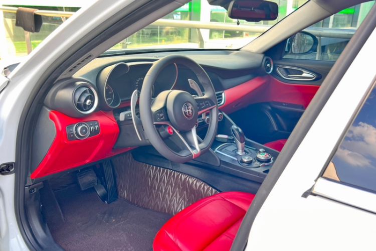 Used Alfa Romeo Giulia 2017 2.0T 280HP Luxury Edition Interior 7