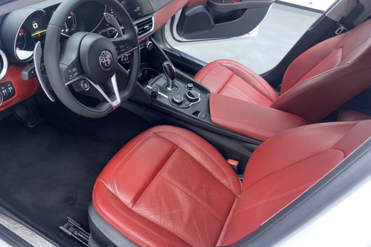 Used Alfa Romeo Giulia 2017 2.0T 280HP Luxury Edition Interior 7