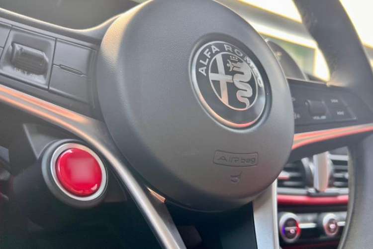 Used Alfa Romeo Giulia 2017 2.0T 280HP Luxury Edition Interior 8