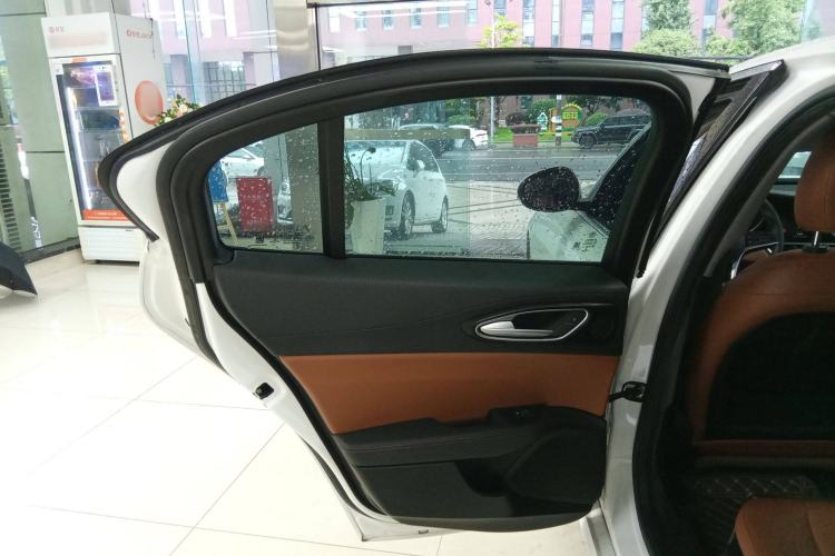 Used Alfa Romeo Giulia 2017 2.0T 200HP Luxury Edition Interior 8