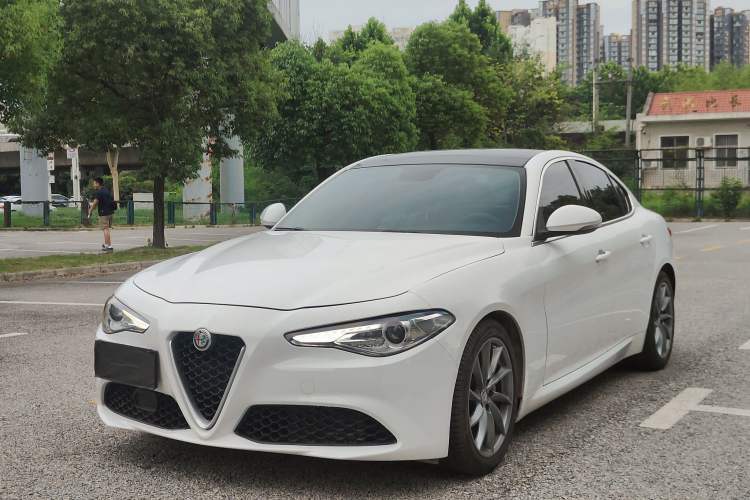 Used Alfa Romeo Giulia 2017 2.0T 200HP Luxury Edition Guazi used car, China used car export, Used car for sale, Used cars, Cheapest cars for sale