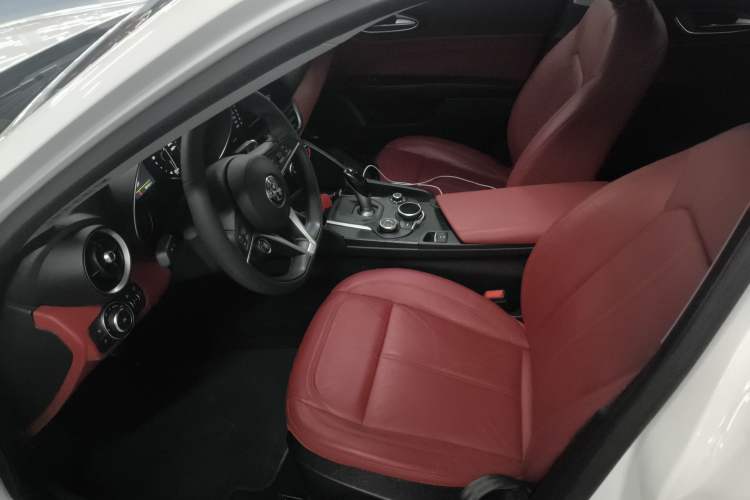 Used Alfa Romeo Giulia 2017 2.0T 200HP Luxury Edition Left Front Seat