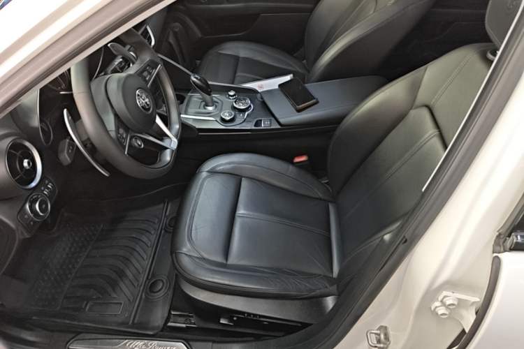 Used Alfa Romeo Giulia 2017 2.0T 280HP Luxury Edition Left Front Seat