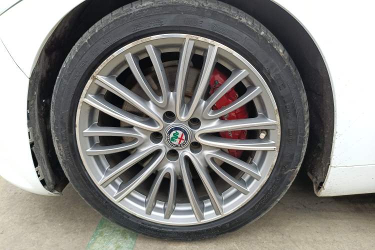 Used Alfa Romeo Giulia 2017 2.0T 280HP Luxury Edition Left Front Wheel Hub