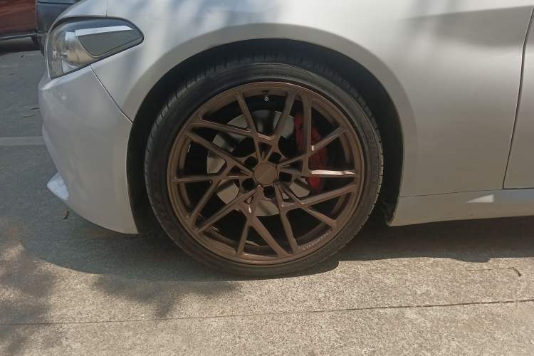 Used Alfa Romeo Giulia 2017 2.0T 280HP Luxury Edition Left Front Wheel Hub