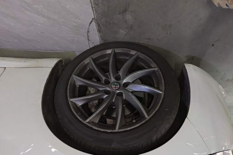 Used Alfa Romeo Giulia 2017 2.0T 200HP Luxury Edition Left Front Wheel Hub
