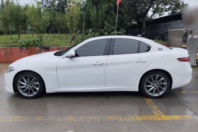 Used Alfa Romeo Giulia 2017 2.0T 200HP Luxury Edition Left Side