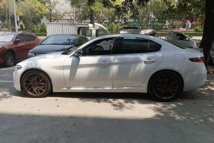 Used Alfa Romeo Giulia 2017 2.0T 280HP Luxury Edition Left Side