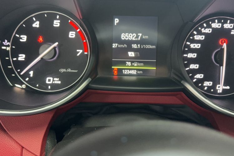 Used Alfa Romeo Giulia 2017 2.0T 200HP Elite Edition Odometer Close Up
