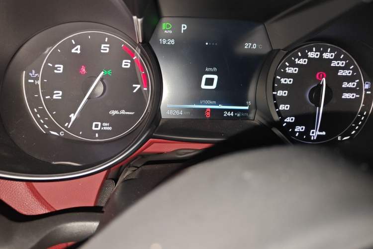 Used Alfa Romeo Giulia 2017 2.0T 200HP Luxury Edition Odometer Close Up