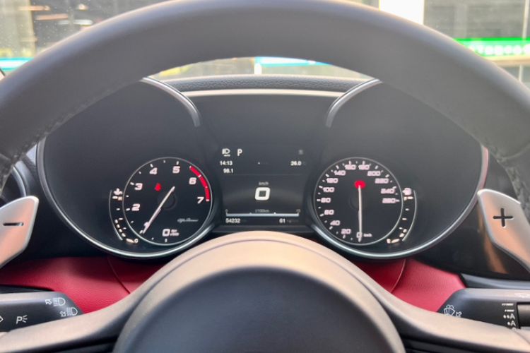 Used Alfa Romeo Giulia 2017 2.0T 280HP Luxury Edition Odometer Close Up