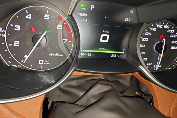 Used Alfa Romeo Giulia 2017 2.0T 280HP Luxury Edition Odometer Close Up