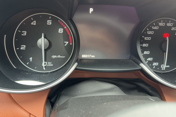 Used Alfa Romeo Giulia 2017 2.0T 280HP Luxury Edition Odometer Close Up