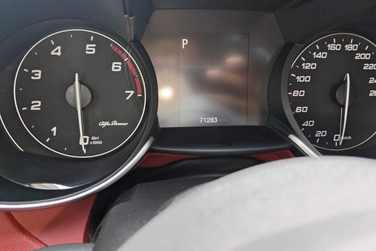 Used Alfa Romeo Giulia 2017 2.0T 200HP Elite Edition Odometer Close Up