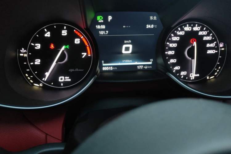 Used Alfa Romeo Giulia 2017 2.0T 200HP Luxury Edition Odometer Close Up