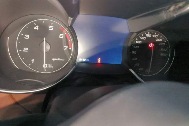 Used Alfa Romeo Giulia 2017 2.0T 200HP Luxury Edition Odometer Close Up