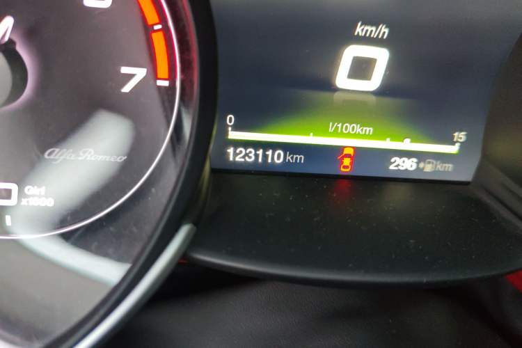 Used Alfa Romeo Giulia 2017 2.0T 280HP Luxury Edition Odometer Close Up
