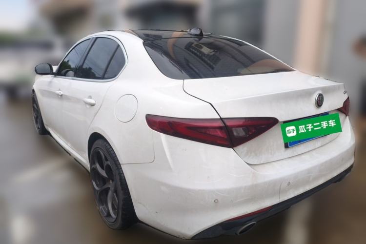 Used Alfa Romeo Giulia 2017 2.0T 280HP Luxury Edition Rear Left 45 Deg