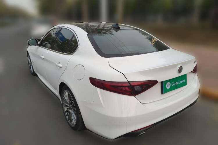 Used Alfa Romeo Giulia 2017 2.0T 280HP Luxury Edition Rear Left 45 Deg