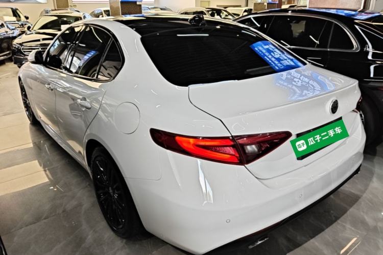 Used Alfa Romeo Giulia 2017 2.0T 280HP Luxury Edition Rear Left 45 Deg