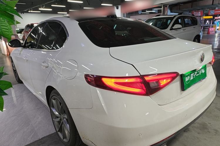 Used Alfa Romeo Giulia 2017 2.0T 200HP Luxury Edition Rear Left 45 Deg