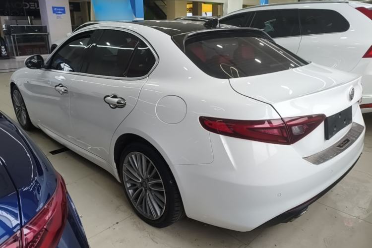 Used Alfa Romeo Giulia 2017 2.0T 280HP Luxury Edition Rear Left 45 Deg