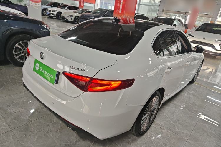 Used Alfa Romeo Giulia 2017 2.0T 280HP Luxury Edition Rear Right 45 Deg
