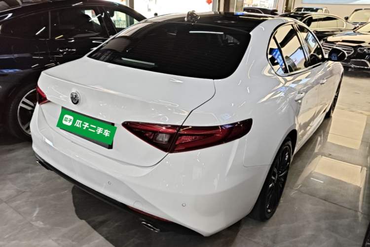 Used Alfa Romeo Giulia 2017 2.0T 280HP Luxury Edition Rear Right 45 Deg