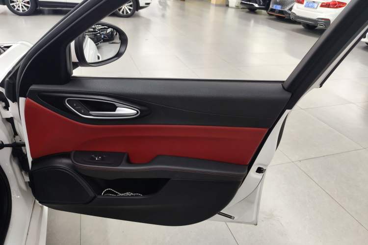 Used Alfa Romeo Giulia 2017 2.0T 200HP Luxury Edition Right Front Door Interior