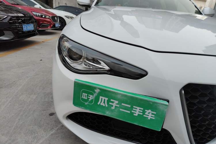 Used Alfa Romeo Giulia 2017 2.0T 200HP Luxury Edition Right Front Headlight