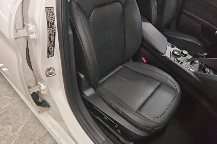 Used Alfa Romeo Giulia 2017 2.0T 280HP Luxury Edition Right Front Seat