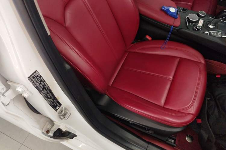 Used Alfa Romeo Giulia 2017 2.0T 200HP Luxury Edition Right Front Seat