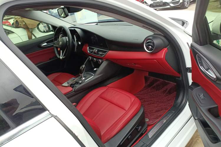 Used Alfa Romeo Giulia 2017 2.0T 280HP Luxury Edition Right Front Seat