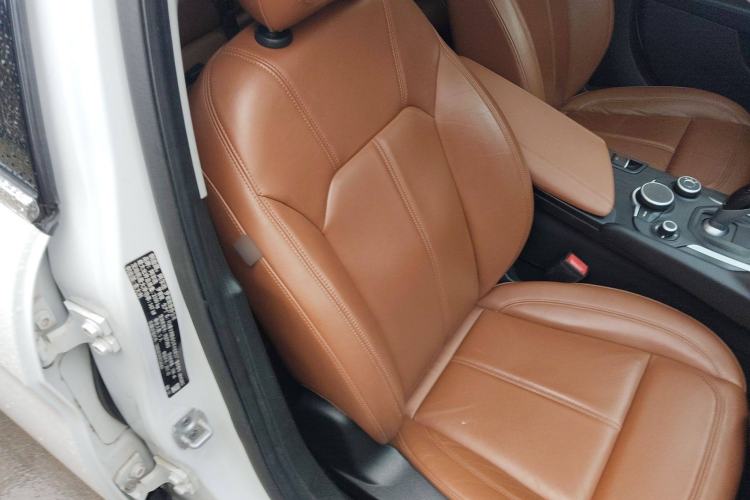 Used Alfa Romeo Giulia 2017 2.0T 200HP Luxury Edition Right Front Seat